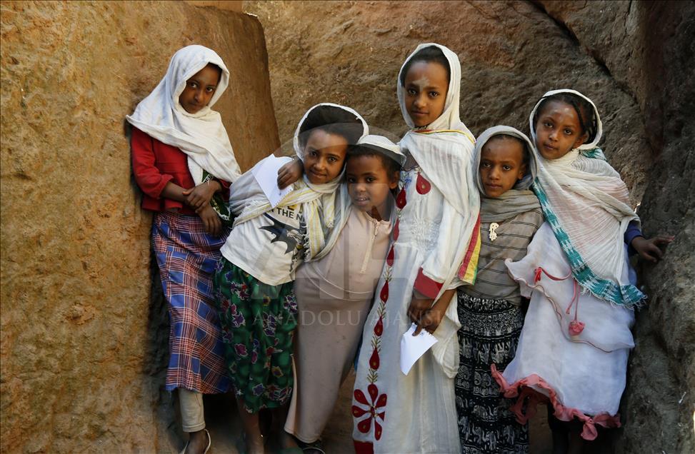 Masiva asistencia de locales y extranjeros a las iglesias talladas en la roca de Lalibela, en Etiopía