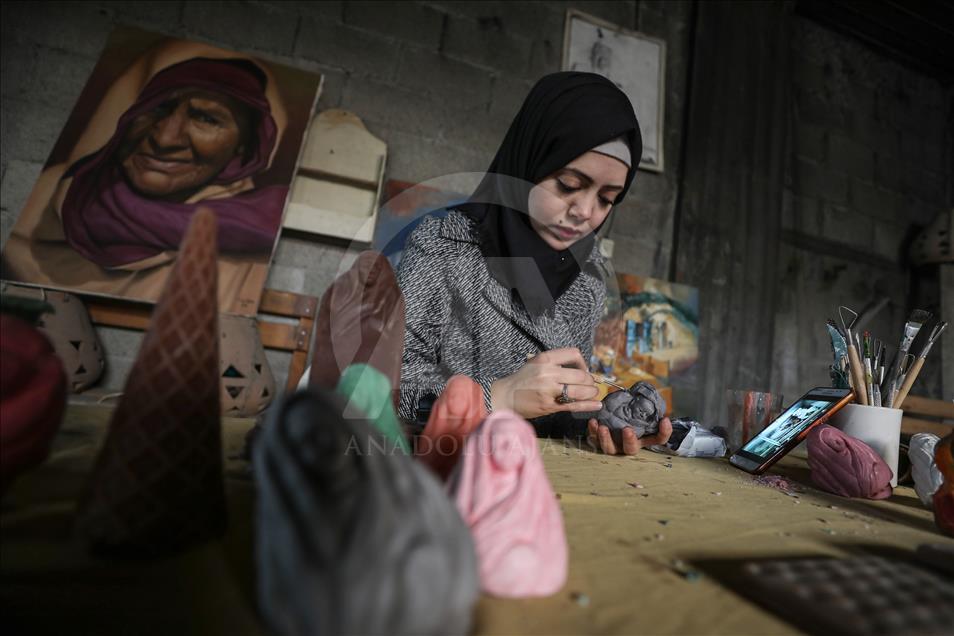 Gazze'de yaşanan acıları dondurma objelerine işliyor