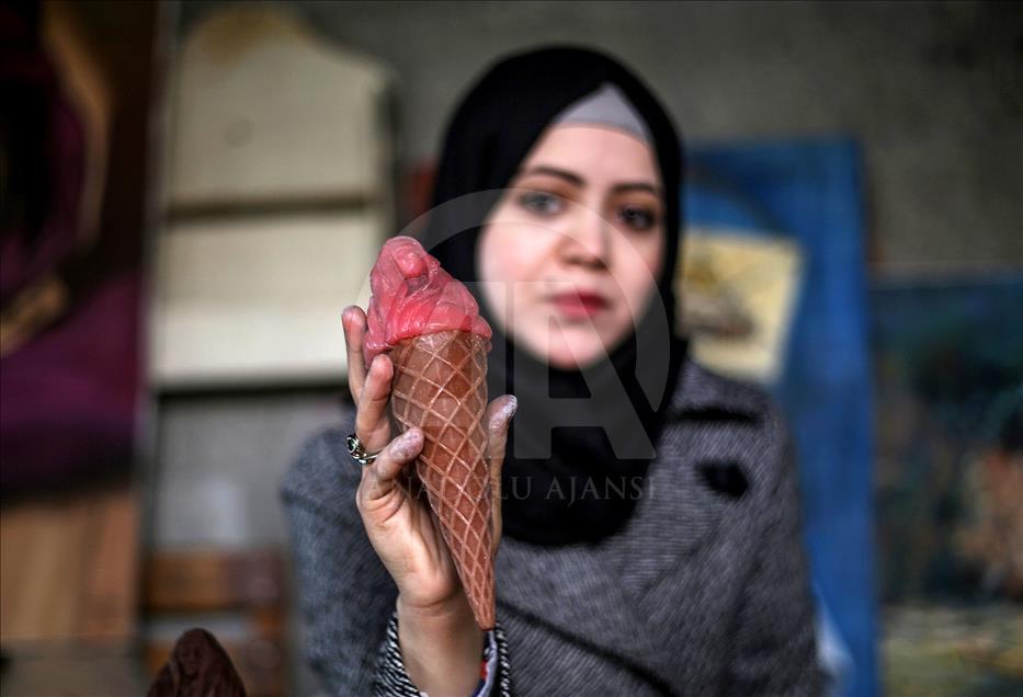 Gazze'de yaşanan acıları dondurma objelerine işliyor