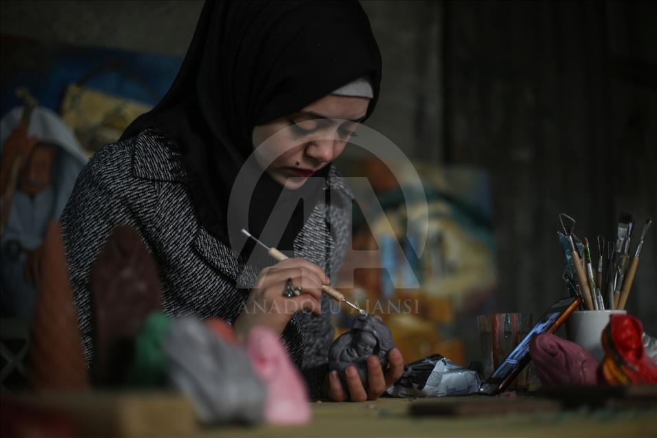 Gazze'de yaşanan acıları dondurma objelerine işliyor