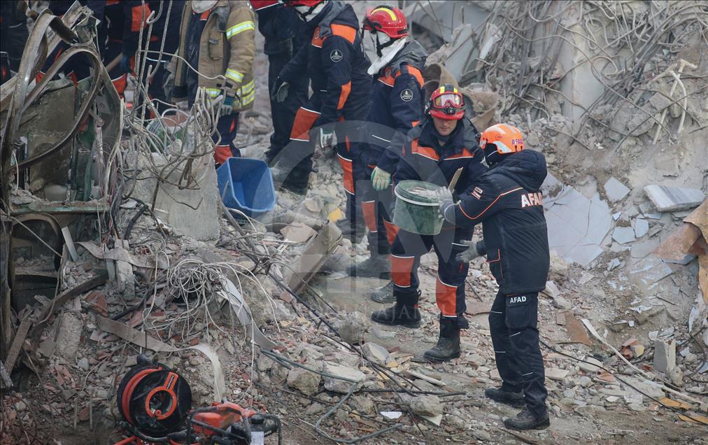 Число жертв обвала жилого дома в Стамбуле достигло 17