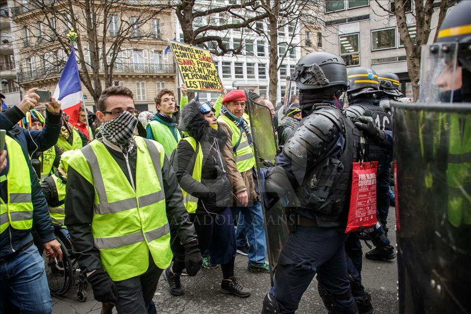 Fransa'da sarı yelekliler, gösterilerin 13'üncü haftasında sokaklarda