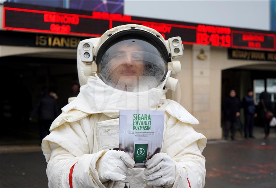 Sigaranın zararlarına "astronot"la dikkat çekildi