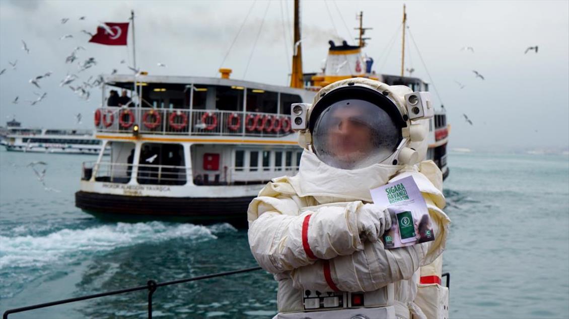 Sigaranın zararlarına "astronot"la dikkat çekildi