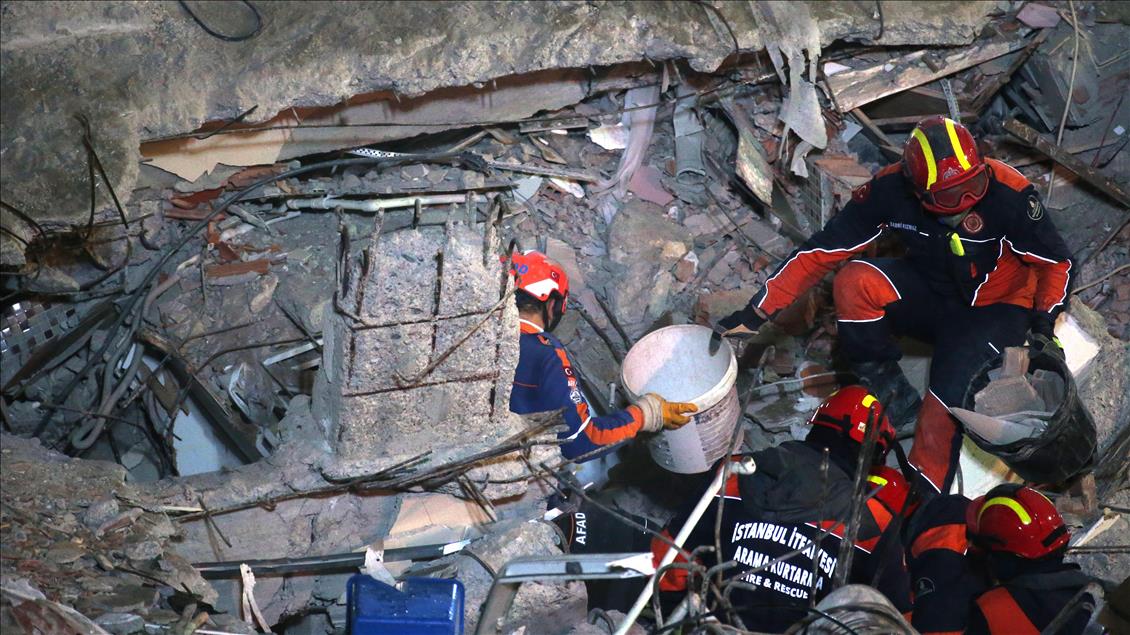 Число жертв обвала жилого дома в Стамбуле достигло 17