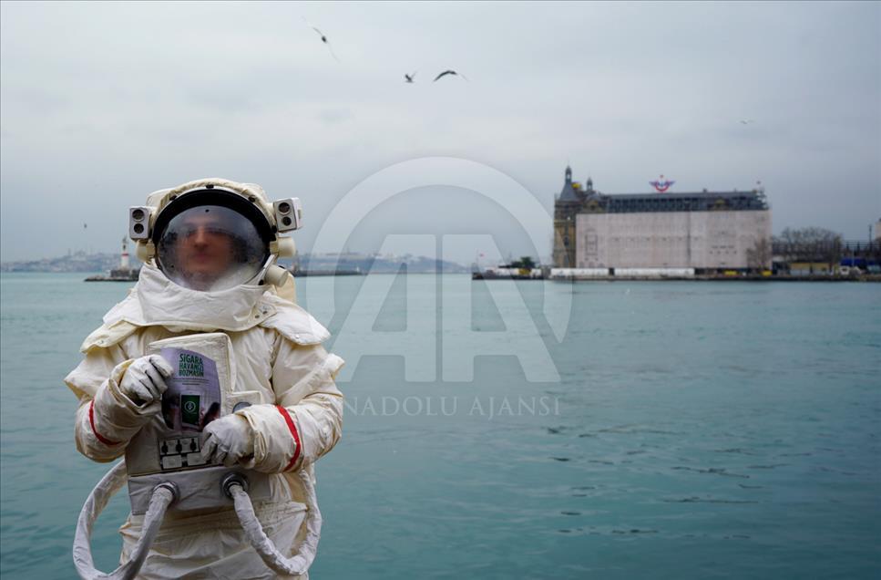 Sigaranın zararlarına "astronot"la dikkat çekildi