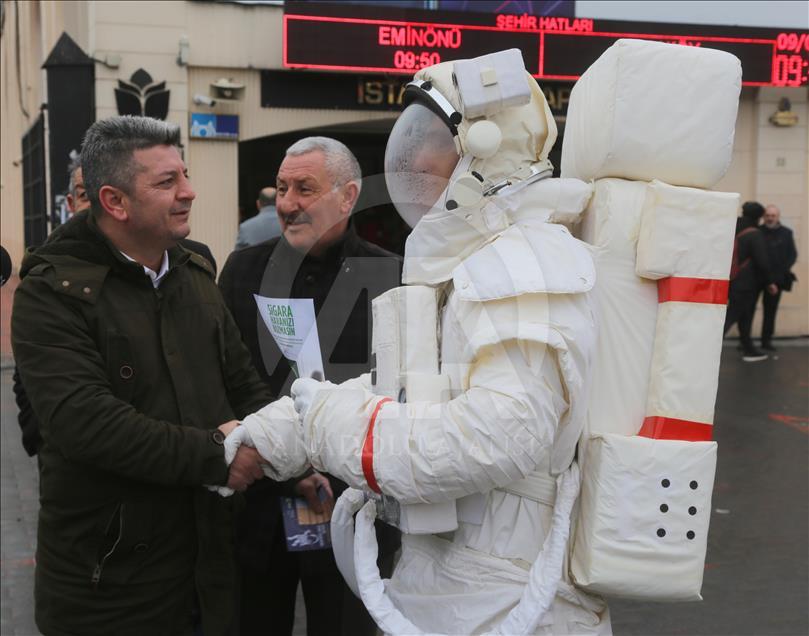Sigaranın zararlarına "astronot"la dikkat çekildi