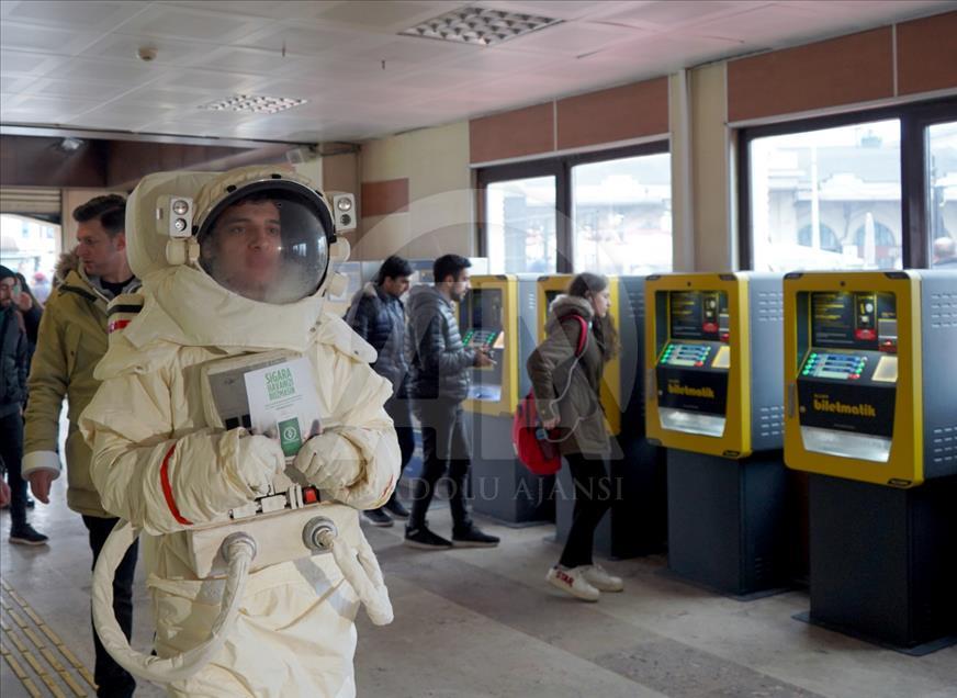 Sigaranın zararlarına "astronot"la dikkat çekildi