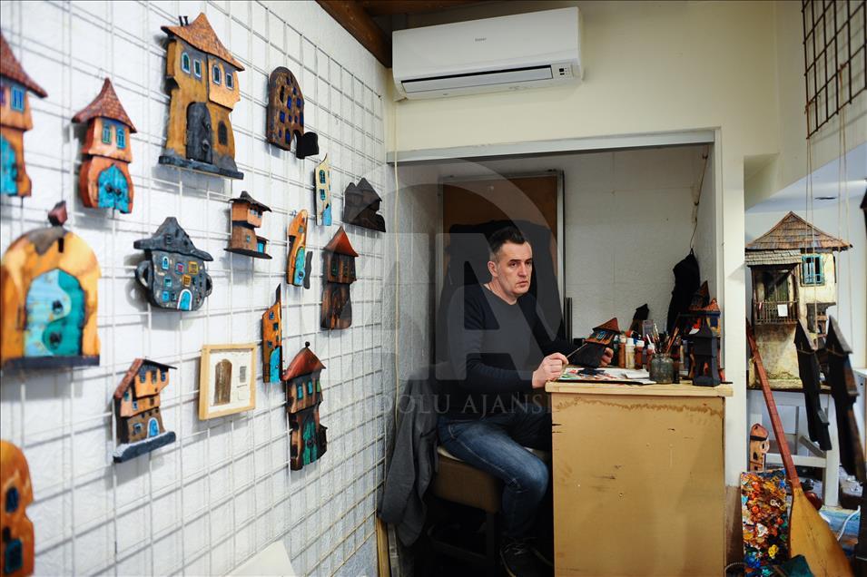 Geleneksel Bosna evlerini renkli maketlerde yaşatıyor