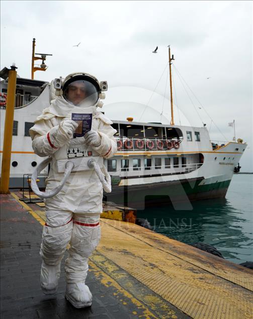 Sigaranın zararlarına "astronot"la dikkat çekildi