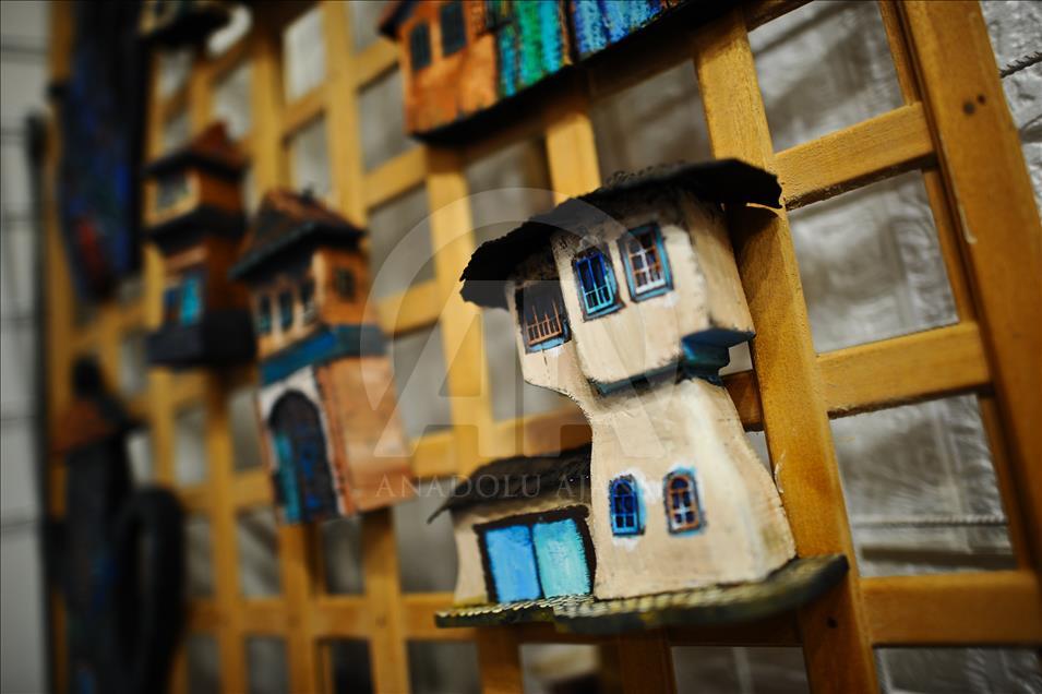 Geleneksel Bosna evlerini renkli maketlerde yaşatıyor