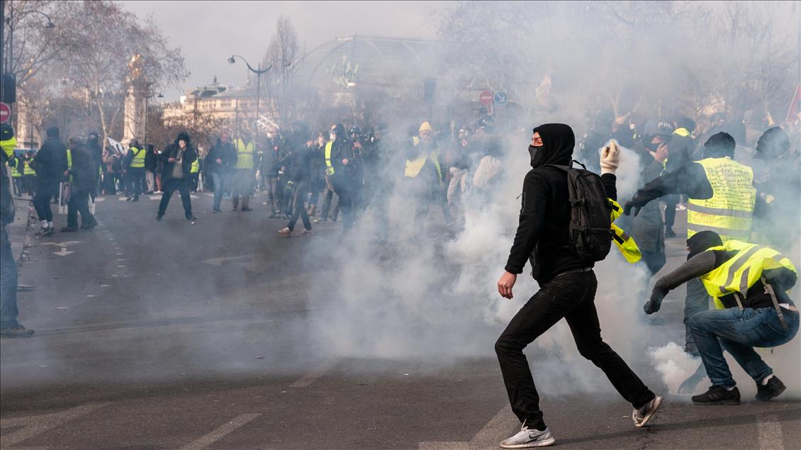 Fransa'da sarı yelekliler, gösterilerin 13'üncü haftasında sokaklarda