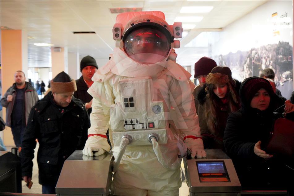 Sigaranın zararlarına "astronot"la dikkat çekildi