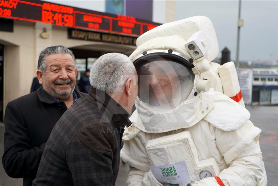 Sigaranın zararlarına "astronot"la dikkat çekildi