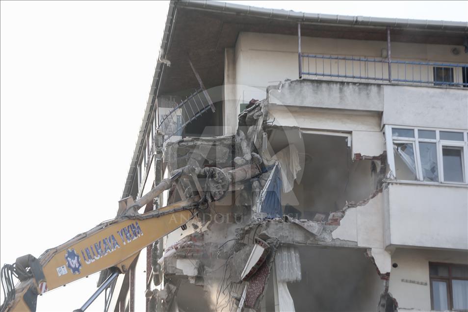 Kartal'da riskli binanın yıkımı sürüyor