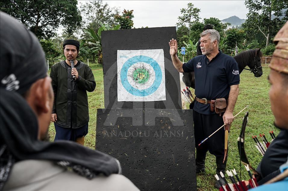 Pelatihan panahan berkuda tradisional Turki