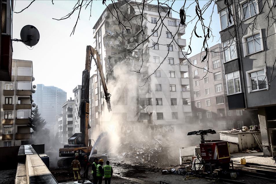 Kartal'da riskli binanın yıkımı 