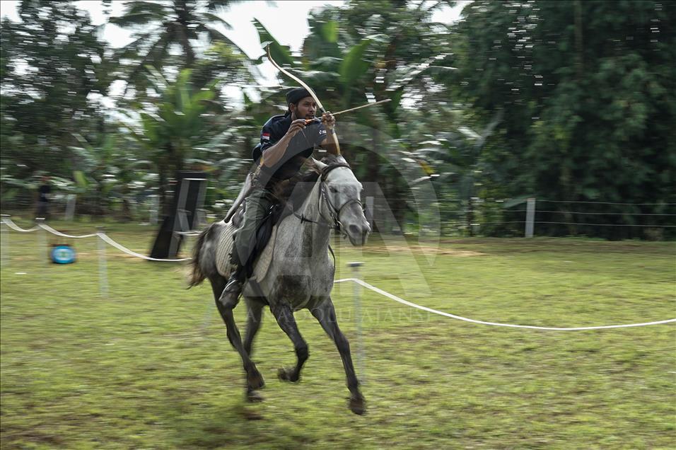 Pelatihan panahan berkuda tradisional Turki