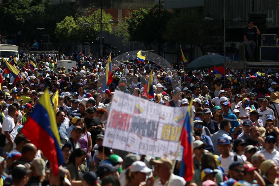 Venezuela'da taraflar yeniden sokakta
