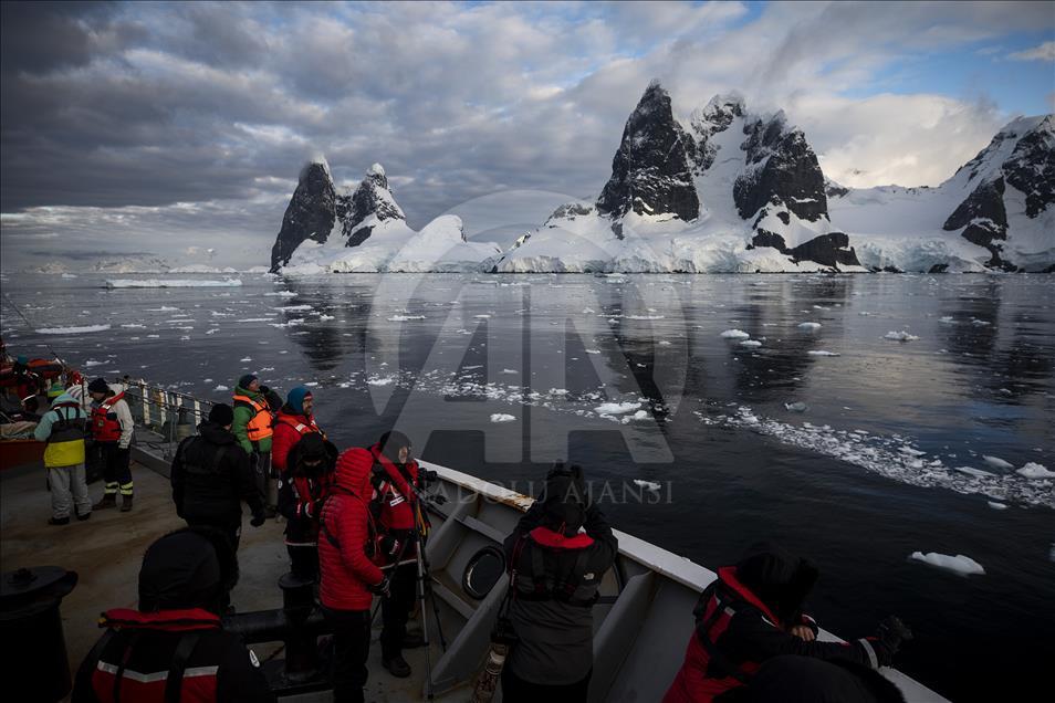 Турецкие ученые в Антарктике собирают образцы для исследований 

