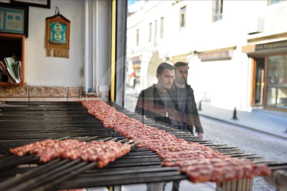 منذ 123 عاماً.. مطعم تركي يواصل تقديم الكباب المشوي
