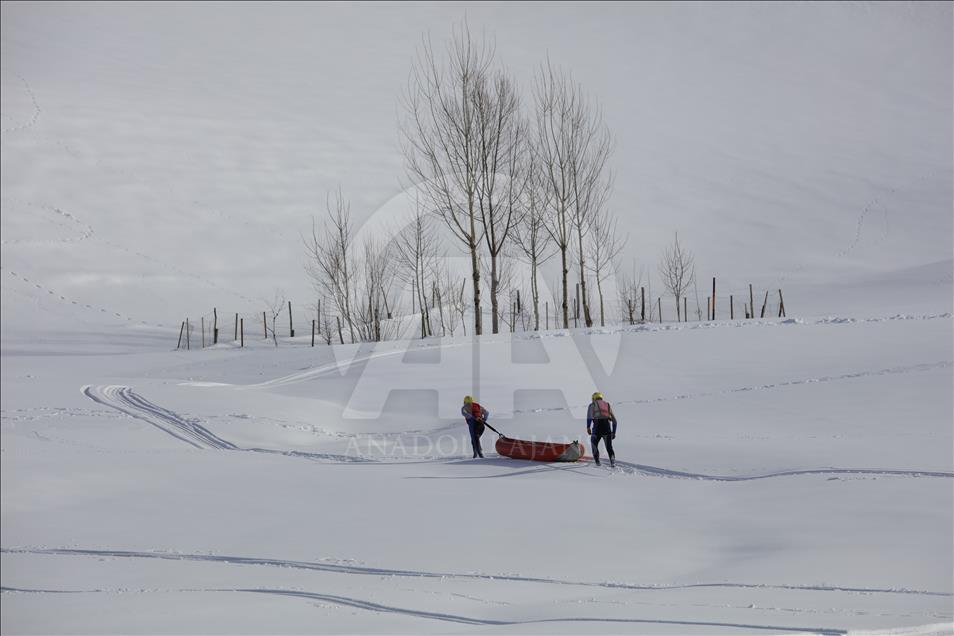 Karlı dağlarda rafting heyecanı