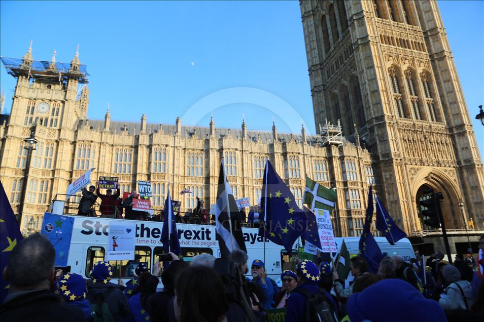 Demonstrasi aktivis anti dan pro-Brexit di London