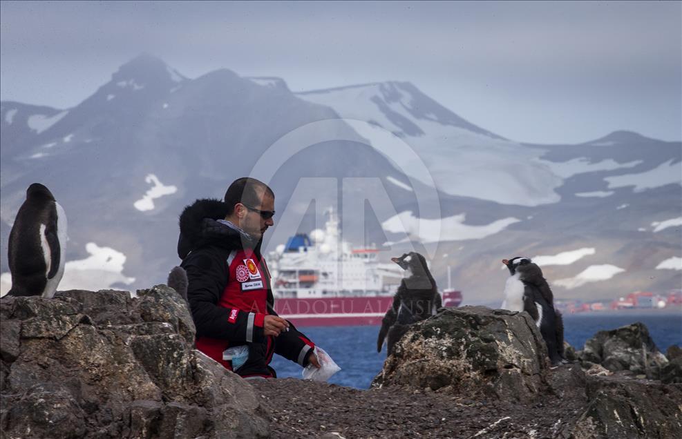 فريق العلماء الأتراك في القطب الجنوبي يجري أبحاث علمية