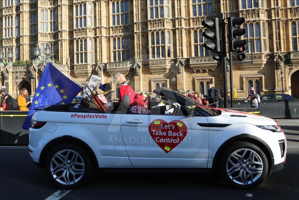 Demonstrasi aktivis anti dan pro-Brexit di London