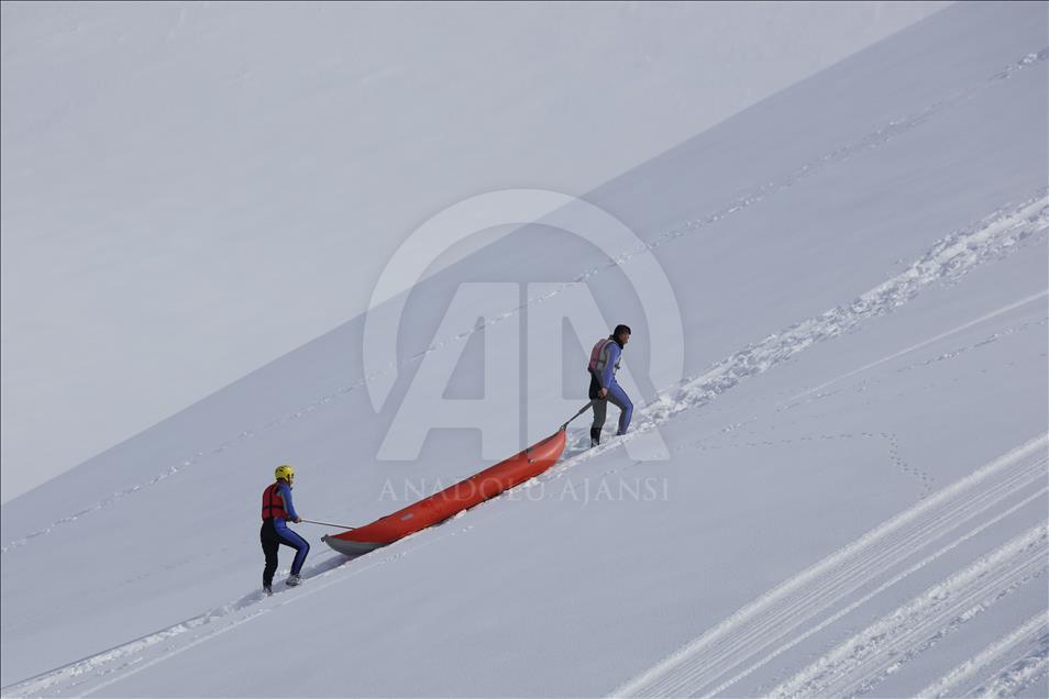 Karlı dağlarda rafting heyecanı