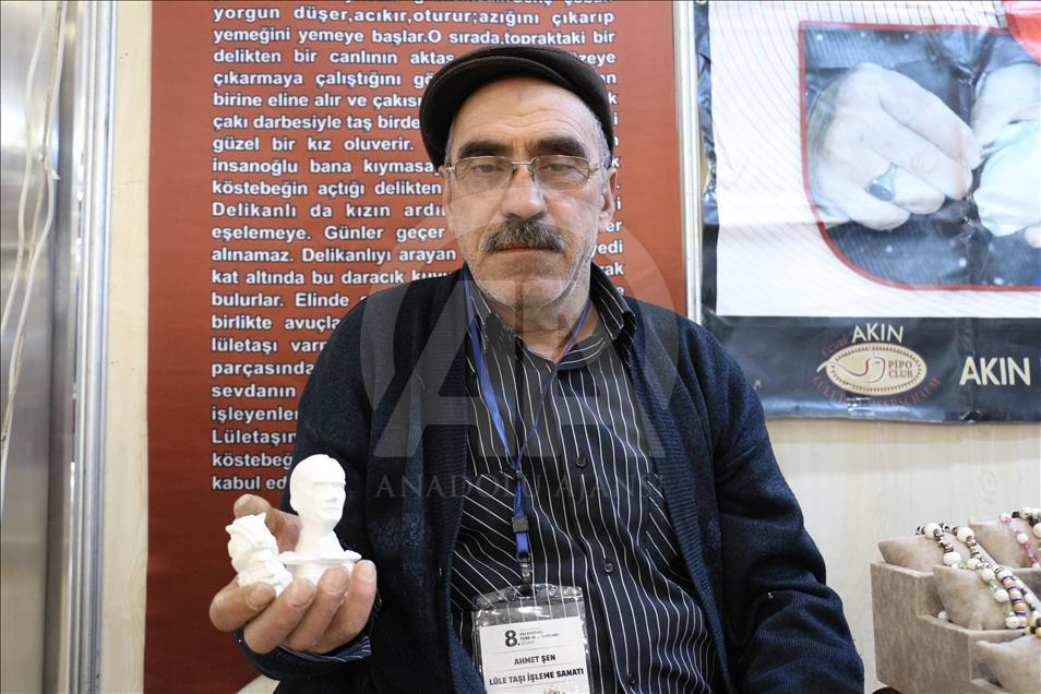 Okul harçlığı için öğrendiği sanatını dünyaya tanıtıyor