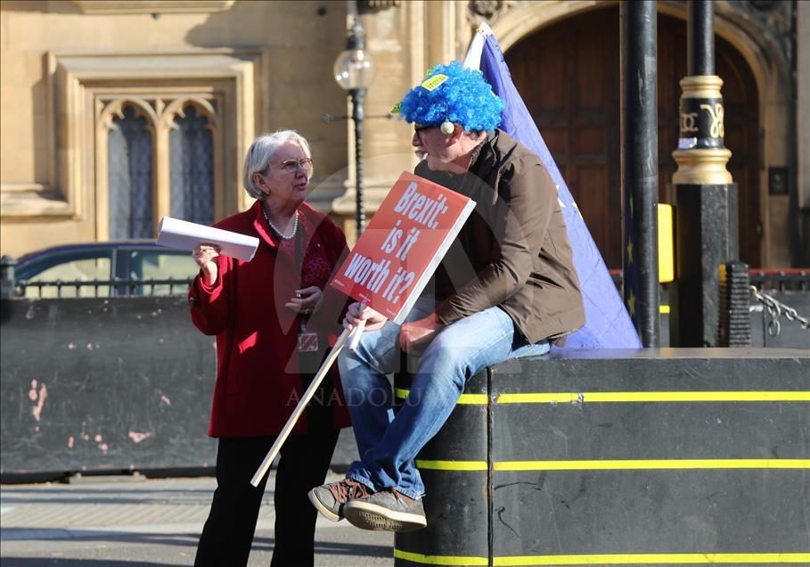 Demonstrasi aktivis anti dan pro-Brexit di London