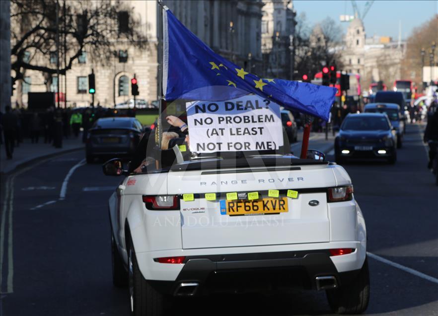 Demonstrasi aktivis anti dan pro-Brexit di London