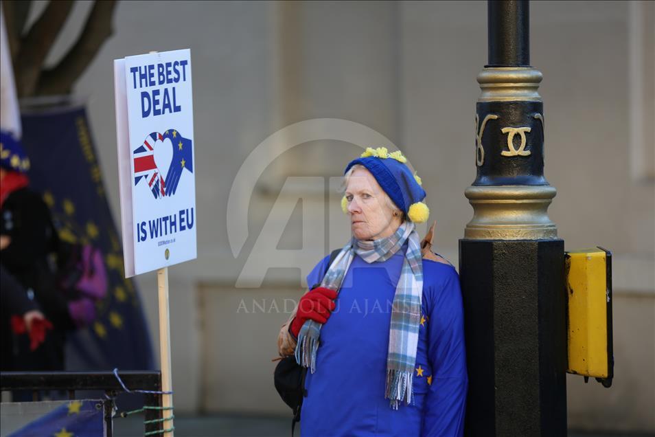 Demonstrasi aktivis anti dan pro-Brexit di London