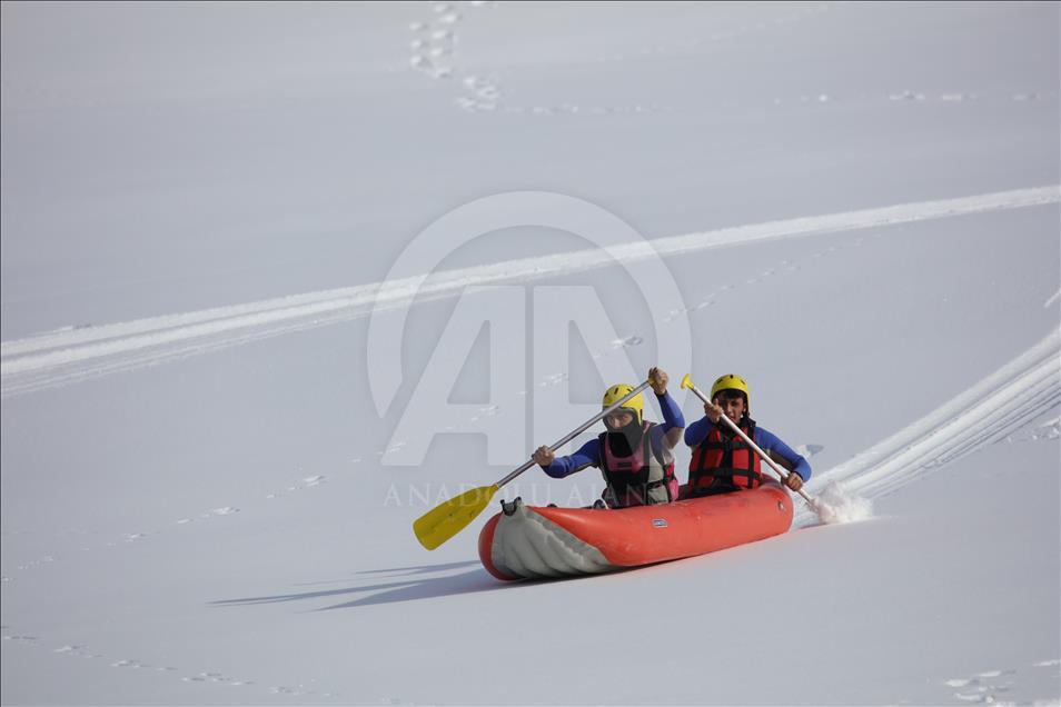 Karlı dağlarda rafting heyecanı