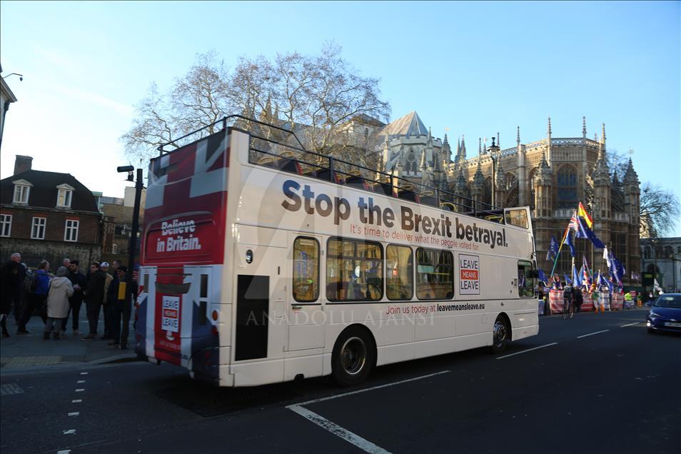 Demonstrasi aktivis anti dan pro-Brexit di London