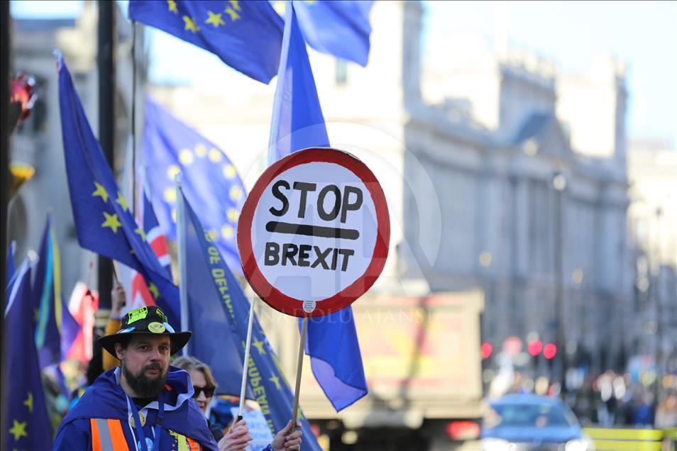 Demonstrasi aktivis anti dan pro-Brexit di London