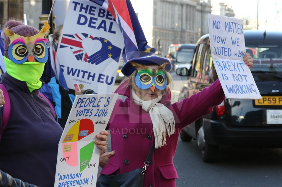 Demonstrasi aktivis anti dan pro-Brexit di London
