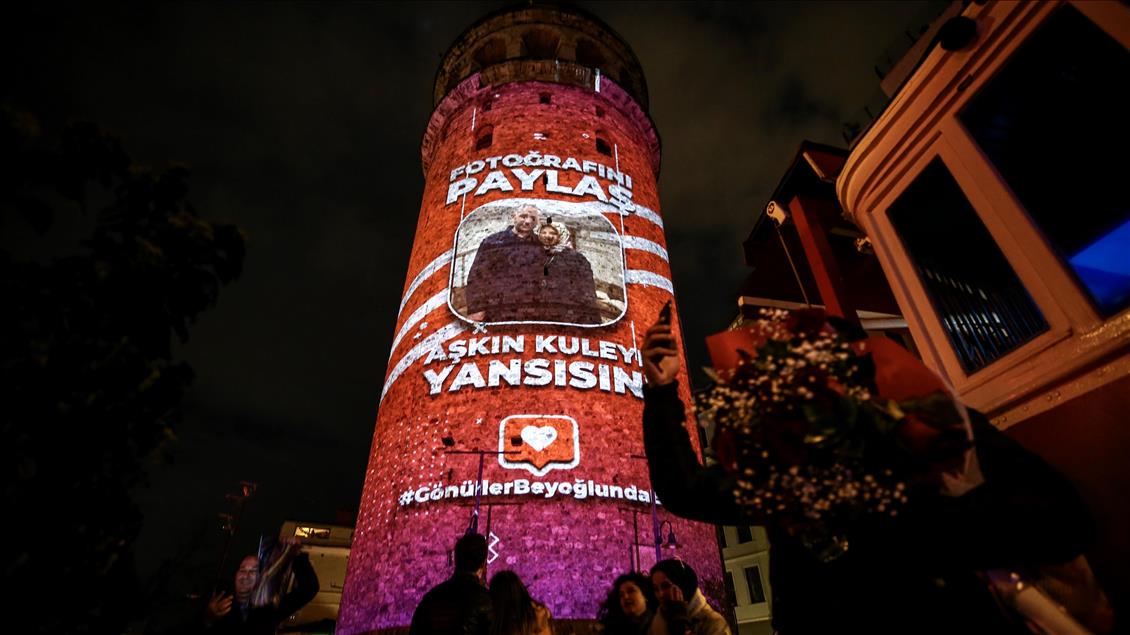 Башня в Стамбуле изменила подсветку в День всех влюбленных 