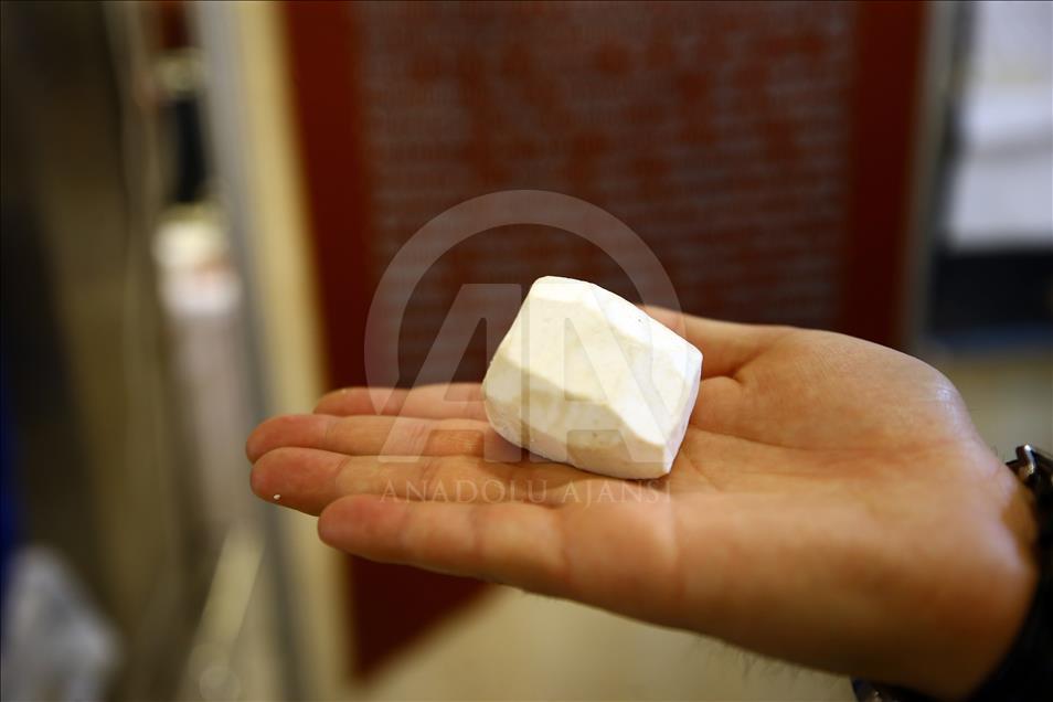 Okul harçlığı için öğrendiği sanatını dünyaya tanıtıyor