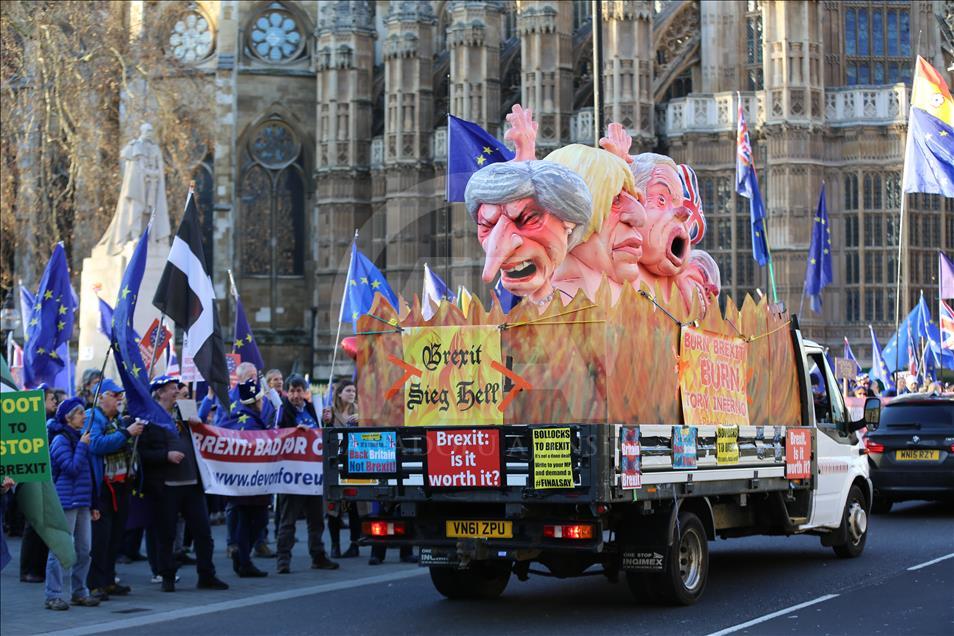 Demonstrasi aktivis anti dan pro-Brexit di London