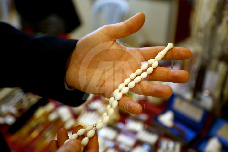 Okul harçlığı için öğrendiği sanatını dünyaya tanıtıyor