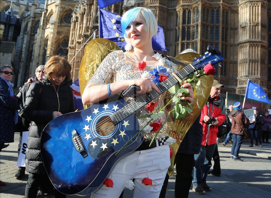 Demonstrasi aktivis anti dan pro-Brexit di London
