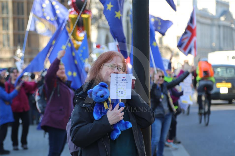 Demonstrasi aktivis anti dan pro-Brexit di London