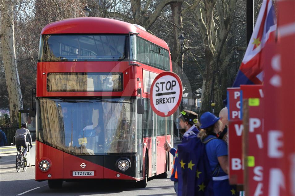 Demonstrasi aktivis anti dan pro-Brexit di London