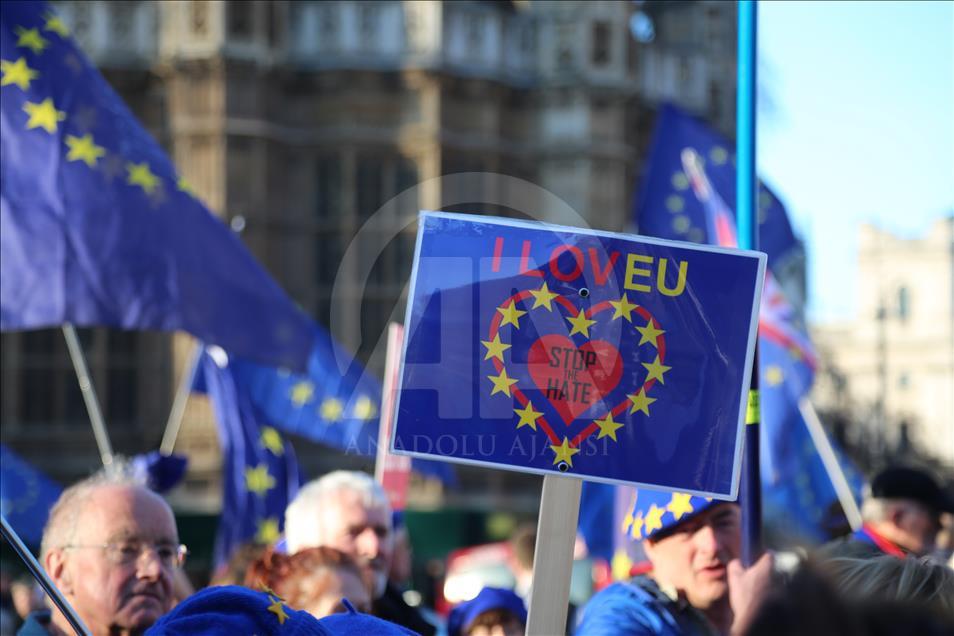 Demonstrasi aktivis anti dan pro-Brexit di London