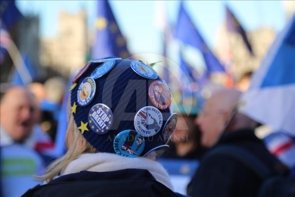 Demonstrasi aktivis anti dan pro-Brexit di London