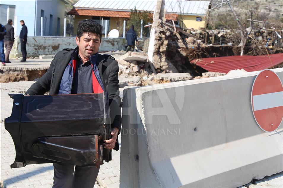 İzmir'de toprak kayması sonucu 10 ev tahliye edildi