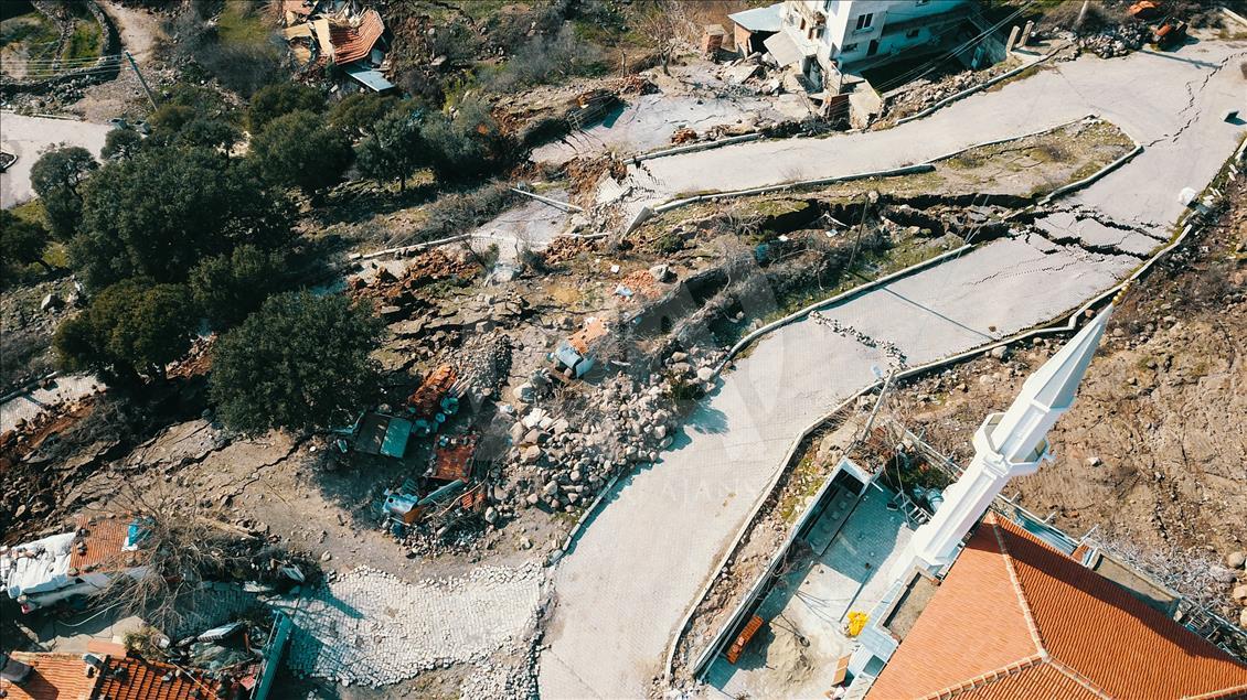 İzmir'de toprak kayması sonucu 12 ev tahliye edildi