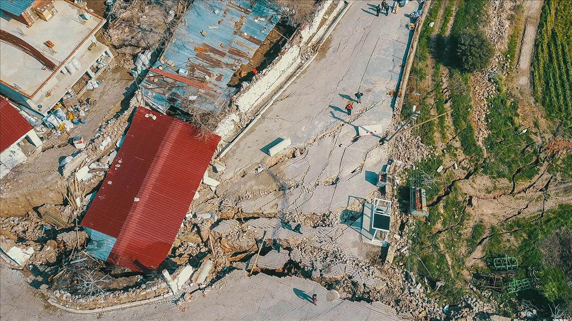 İzmir'de toprak kayması sonucu 12 ev tahliye edildi
